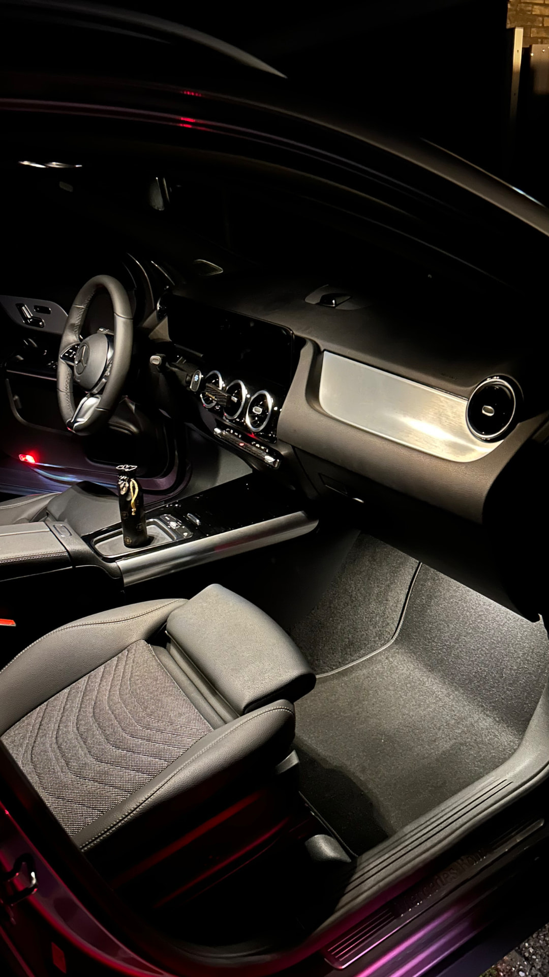 Dashboard en middenconsole na de interieurbehandeling, schoon uitgelicht